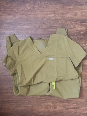 Figs scrub top and jogger bottoms